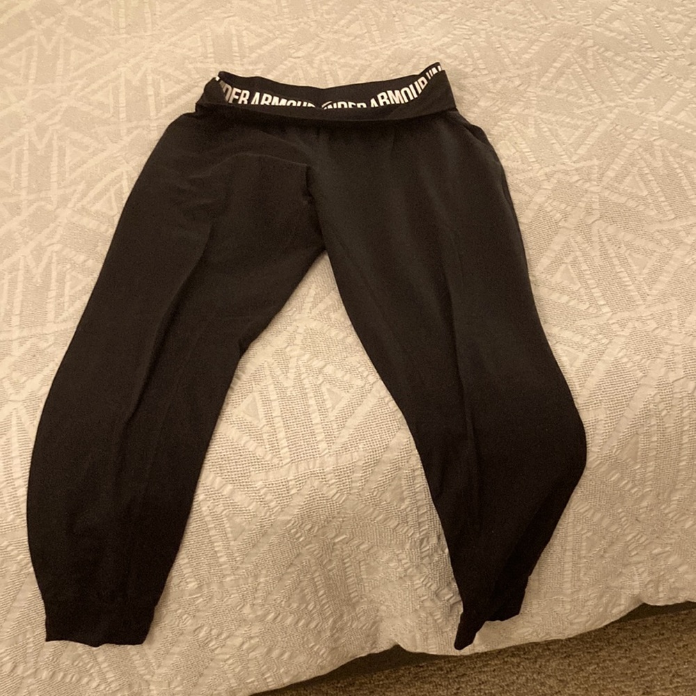 Black under armour joggers with pockets. Size medium. Super stretchy & sleek